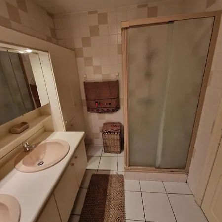 Very Large Duplex 4-bedroom Less Than 5 Minutes From The Sea! T46 Οστένδη